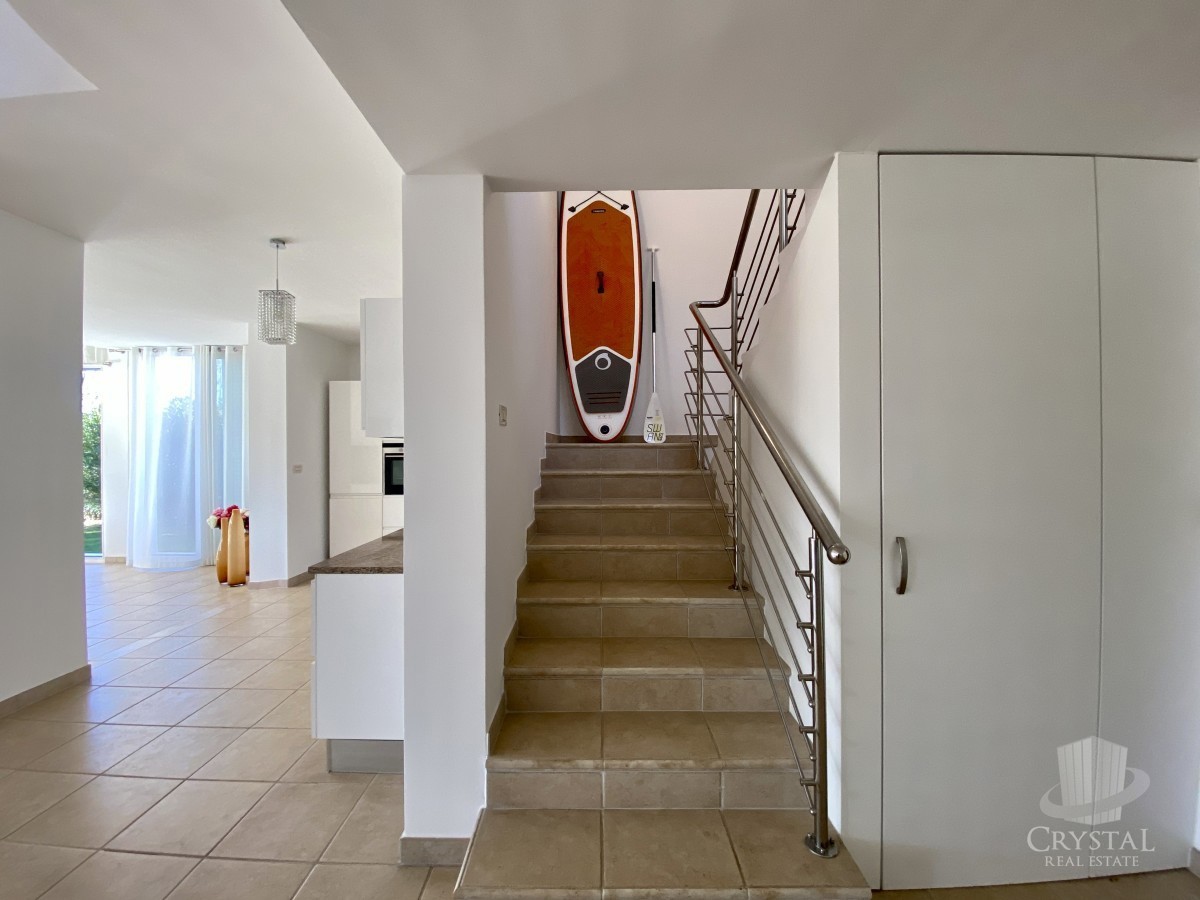 VILLA MODERNA ED ESCLUSIVA CON PISCINA, PRIMA FILA SUL MARE!!