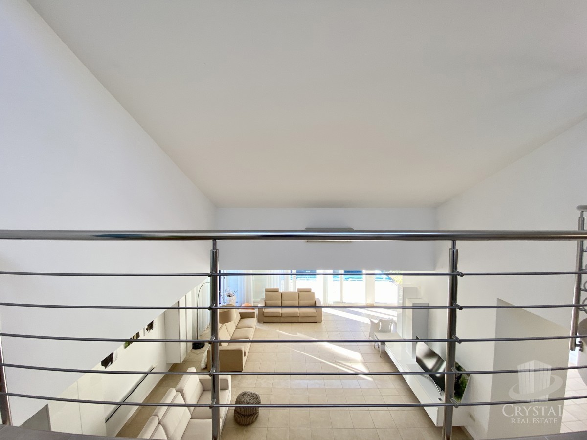 VILLA MODERNA ED ESCLUSIVA CON PISCINA, PRIMA FILA SUL MARE!!