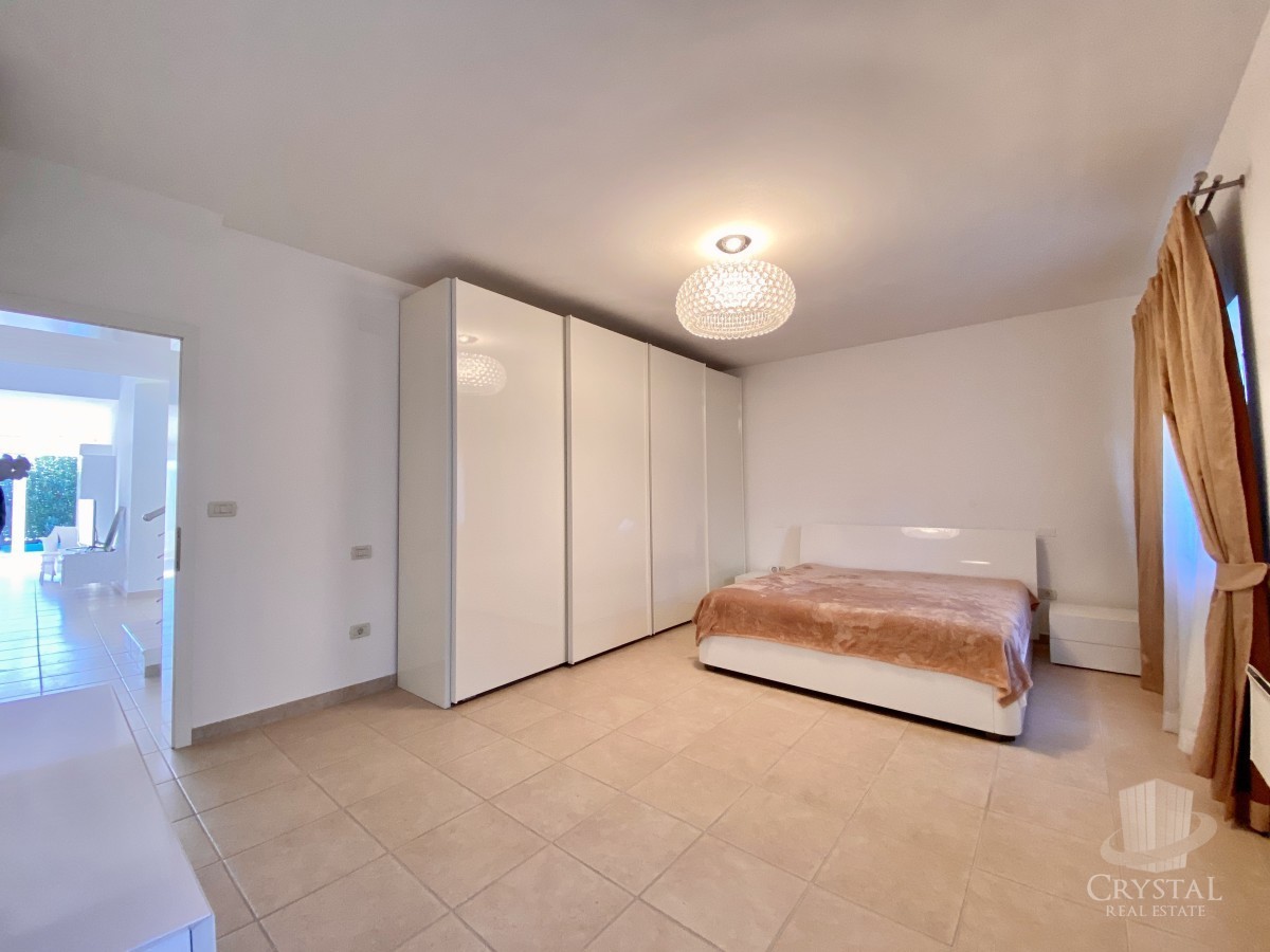 VILLA MODERNA ED ESCLUSIVA CON PISCINA, PRIMA FILA SUL MARE!!