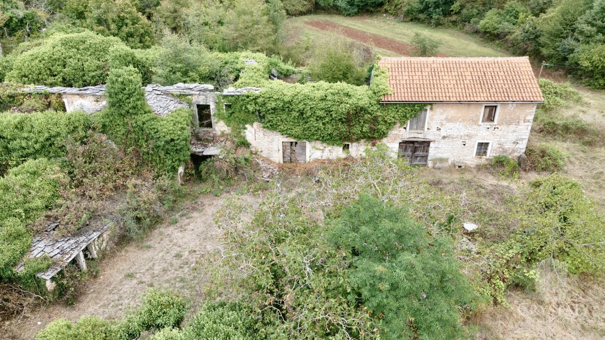CASA IN PIETRA NEI DINTORNI DI OPRTLJ CON AMPIO GIARDINO