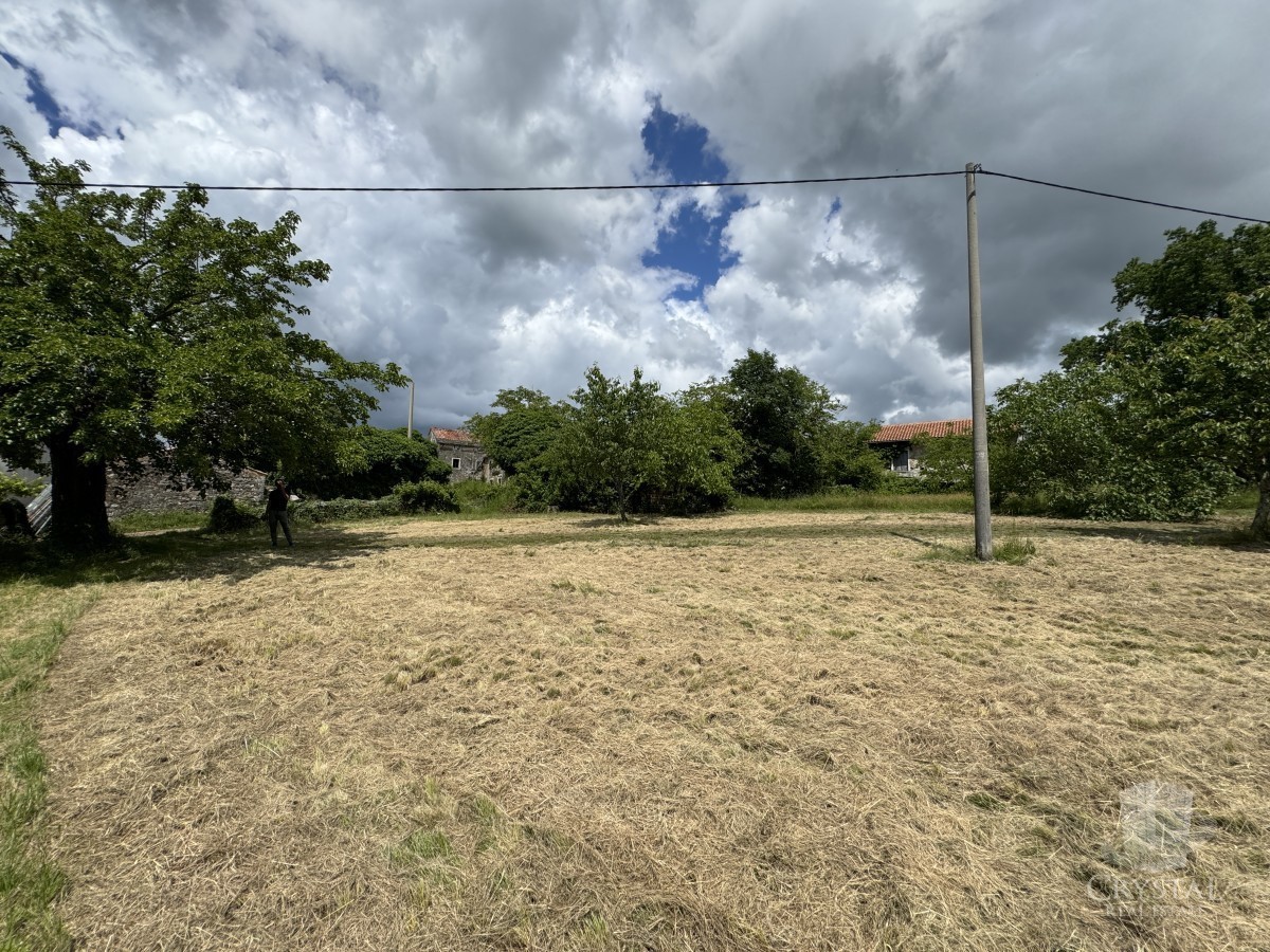 CASA IN PIETRA NEI DINTORNI DI OPRTLJ CON AMPIO GIARDINO