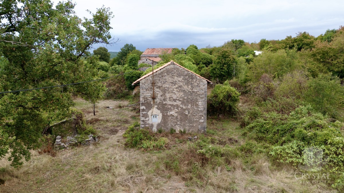 CASA IN PIETRA NEI DINTORNI DI OPRTLJ CON AMPIO GIARDINO