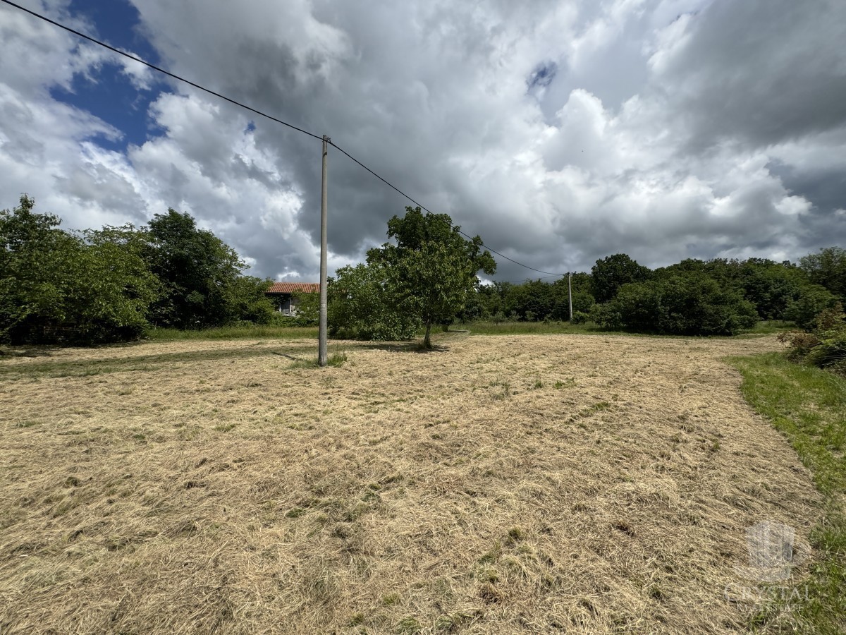 CASA IN PIETRA NEI DINTORNI DI OPRTLJ CON AMPIO GIARDINO