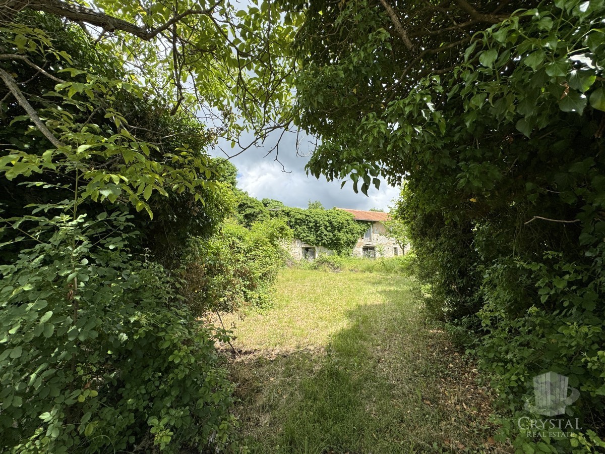 CASA IN PIETRA NEI DINTORNI DI OPRTLJ CON AMPIO GIARDINO