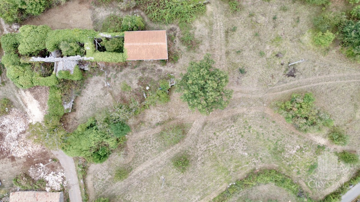 CASA IN PIETRA NEI DINTORNI DI OPRTLJ CON AMPIO GIARDINO