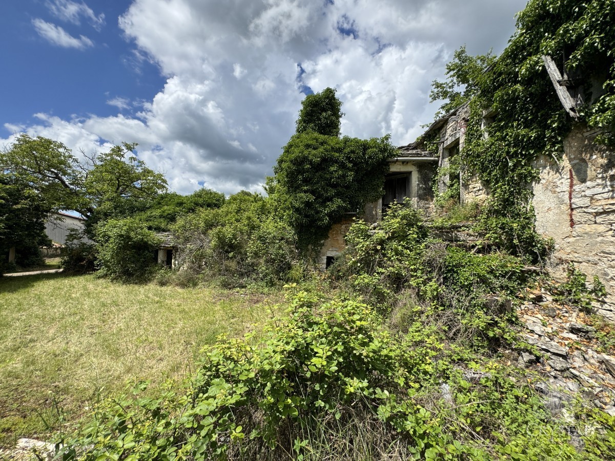 CASA IN PIETRA NEI DINTORNI DI OPRTLJ CON AMPIO GIARDINO