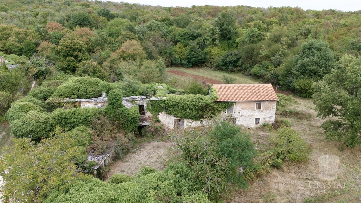 CASA IN PIETRA NEI DINTORNI DI OPRTLJ CON AMPIO GIARDINO