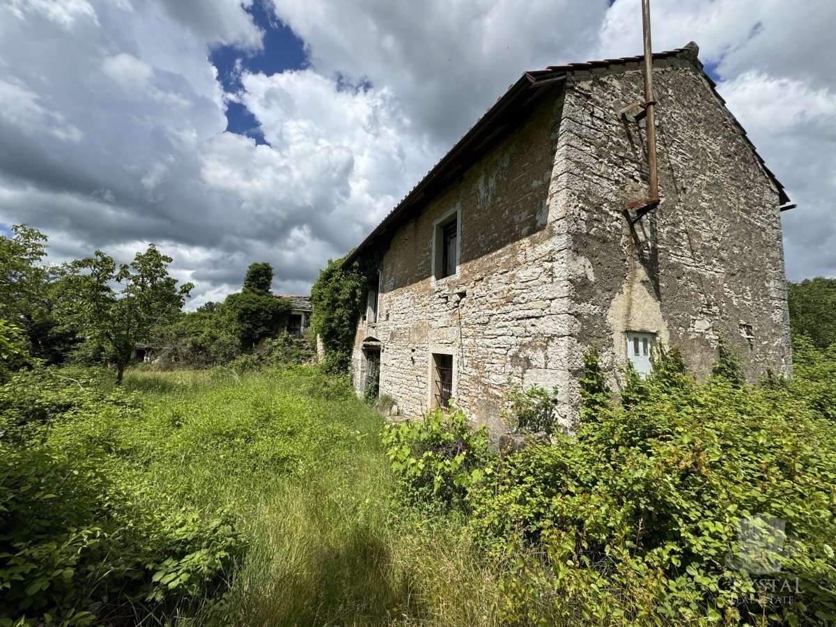 CASA IN PIETRA NEI DINTORNI DI OPRTLJ CON AMPIO GIARDINO