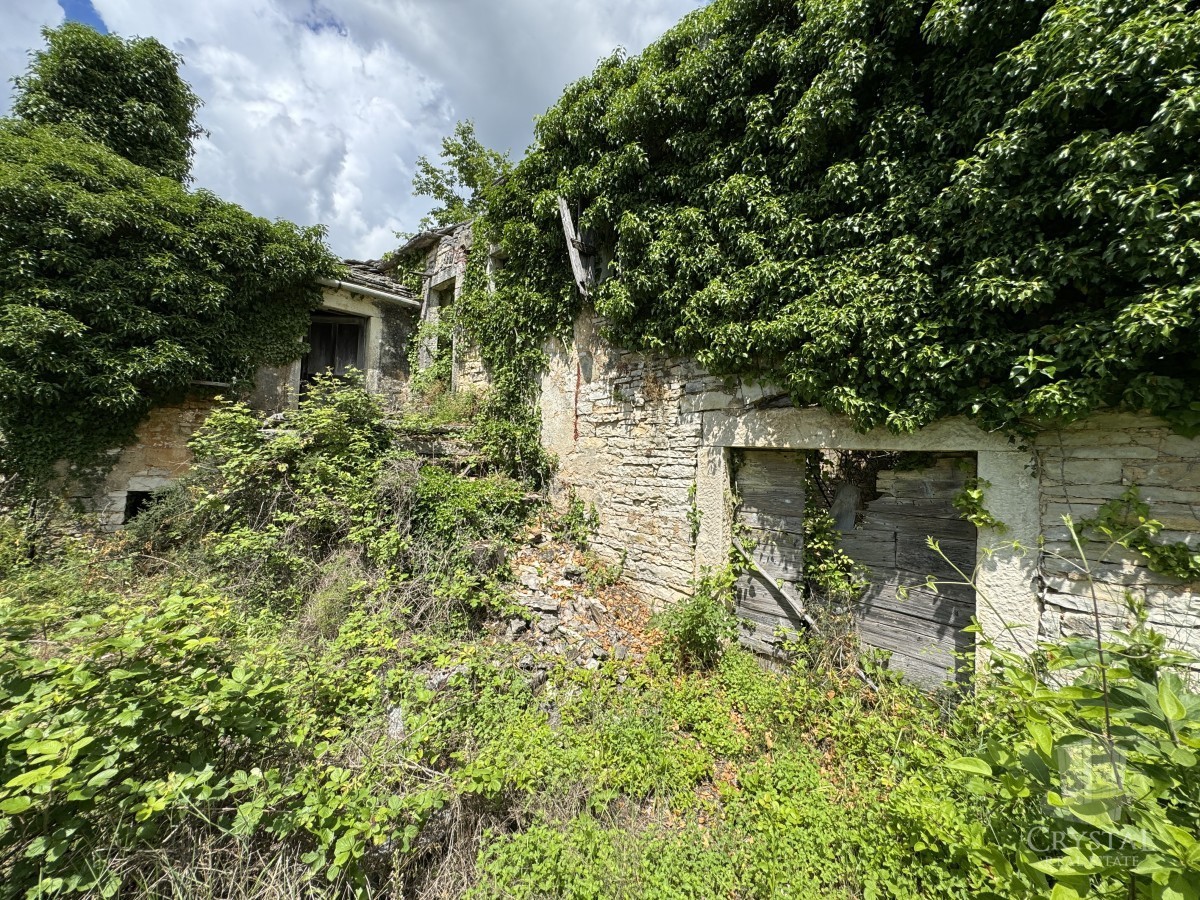 CASA IN PIETRA NEI DINTORNI DI OPRTLJ CON AMPIO GIARDINO