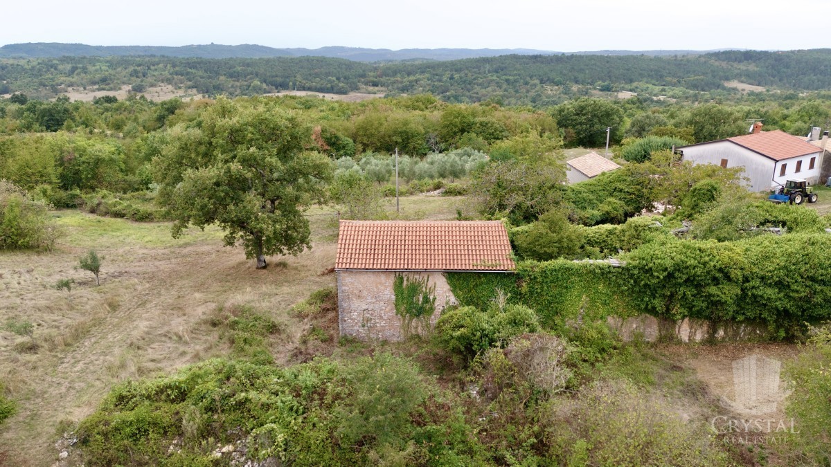 CASA IN PIETRA NEI DINTORNI DI OPRTLJ CON AMPIO GIARDINO