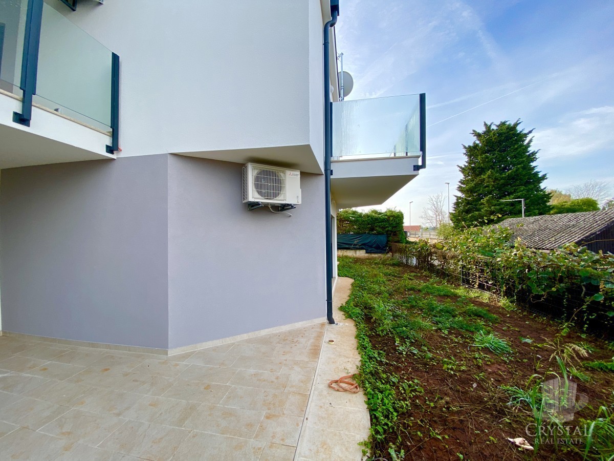 Nelle vicinanze di Umago, nuova costruzione! Bellissimo appartamento al piano terra in una posizione eccellente, a soli 400 metri dal mare