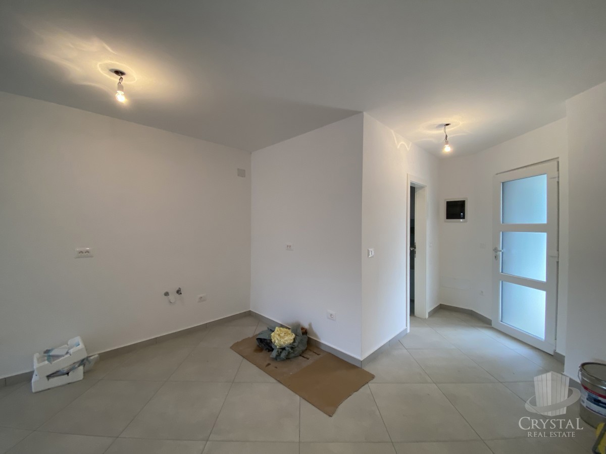 Nelle vicinanze di Umago, nuova costruzione! Bellissimo appartamento al piano terra in una posizione eccellente, a soli 400 metri dal mare