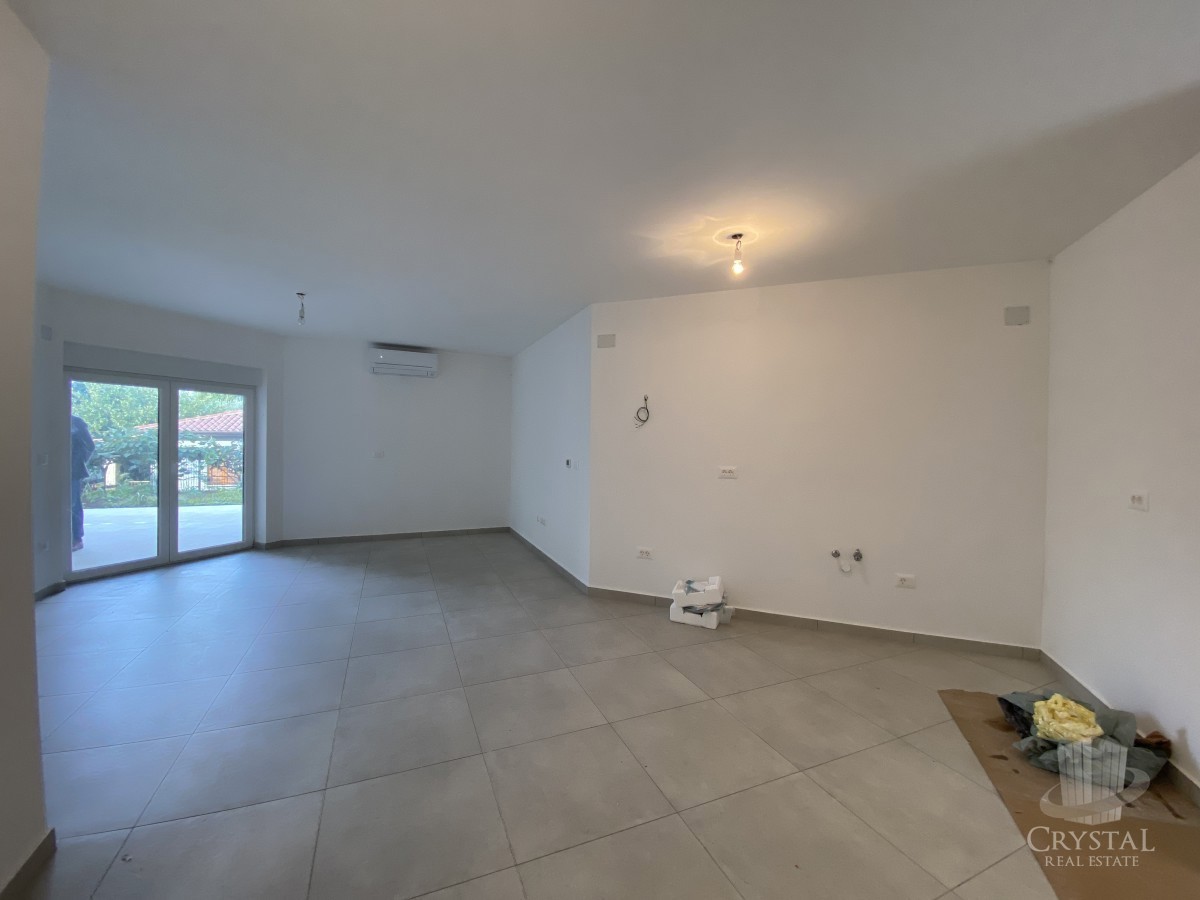 Nelle vicinanze di Umago, nuova costruzione! Bellissimo appartamento al piano terra in una posizione eccellente, a soli 400 metri dal mare