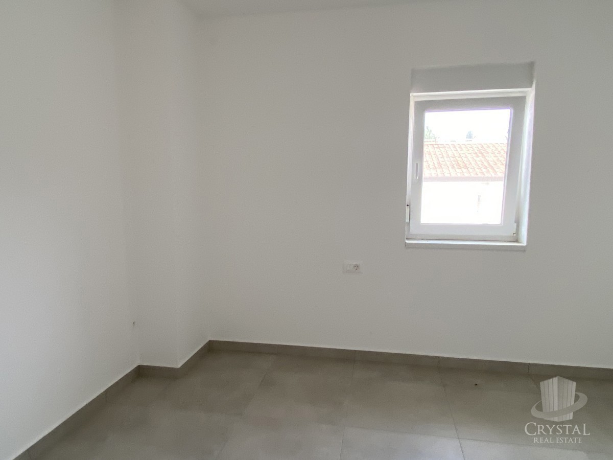 Nelle vicinanze di Umago, nuova costruzione! Bellissimo appartamento al piano terra in una posizione eccellente, a soli 400 metri dal mare