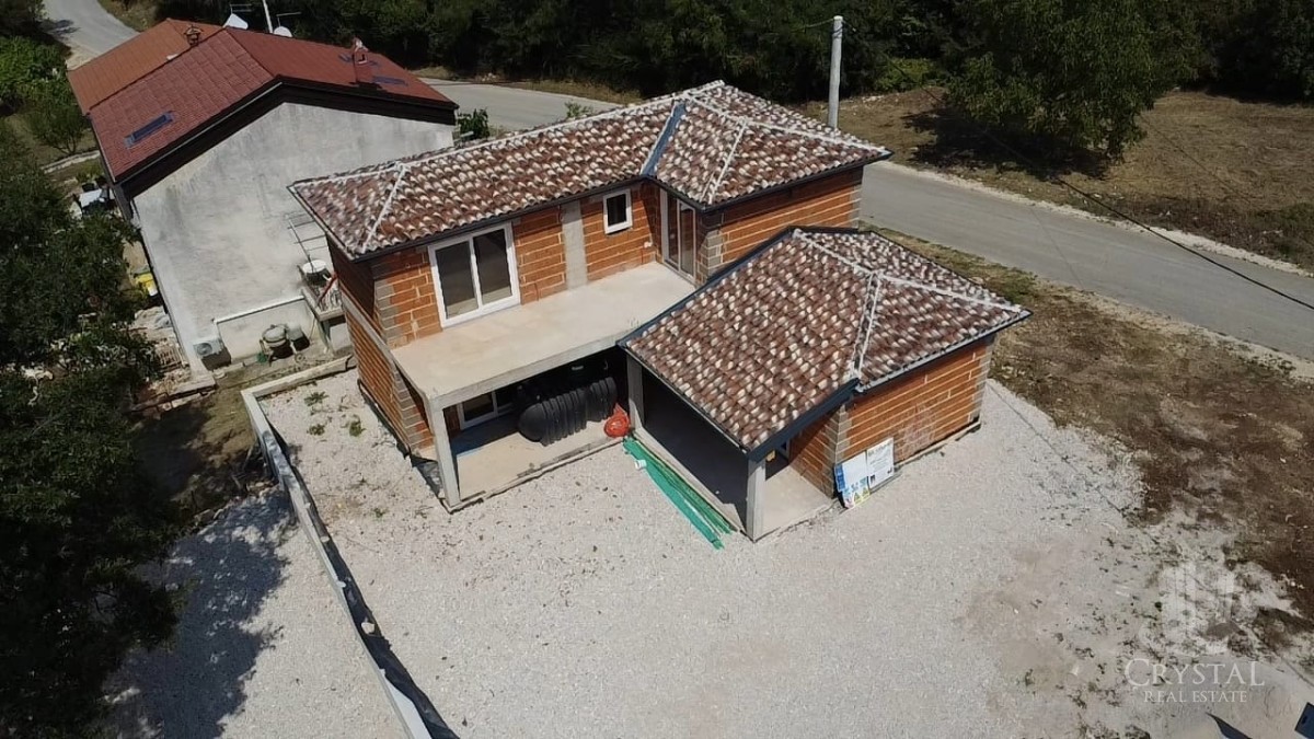 IN VENDITA: VILLETTA INDIPENDENTE IN COSTRUZIONE NELL'AREA DI BRTONIGLA