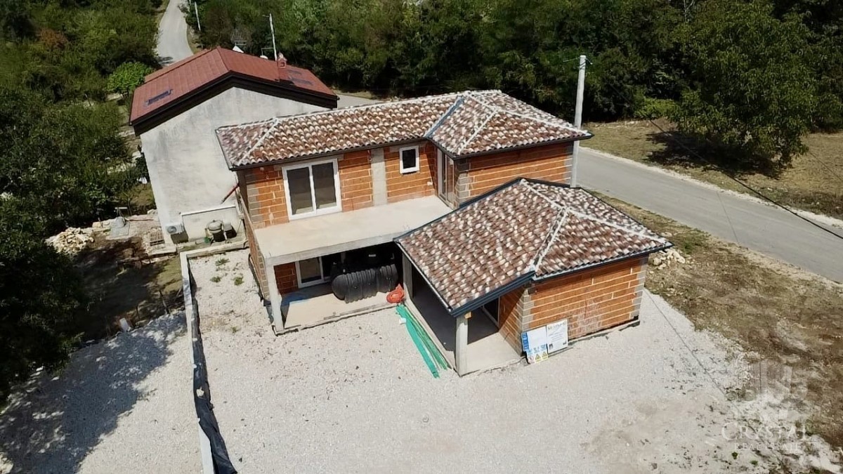 IN VENDITA: VILLETTA INDIPENDENTE IN COSTRUZIONE NELL'AREA DI BRTONIGLA