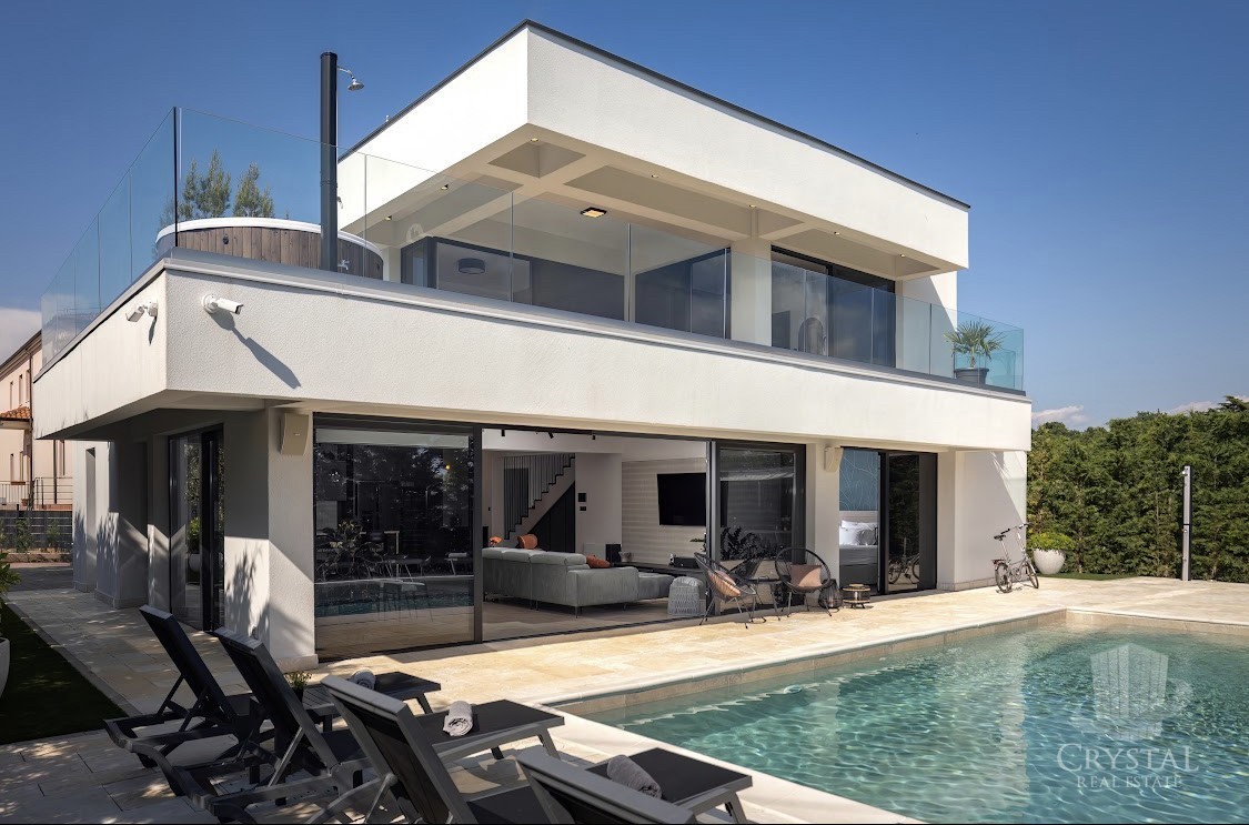 DINTORNI DI UMAGO: VILLA SMART HOME CON PISCINA RISCALDATA