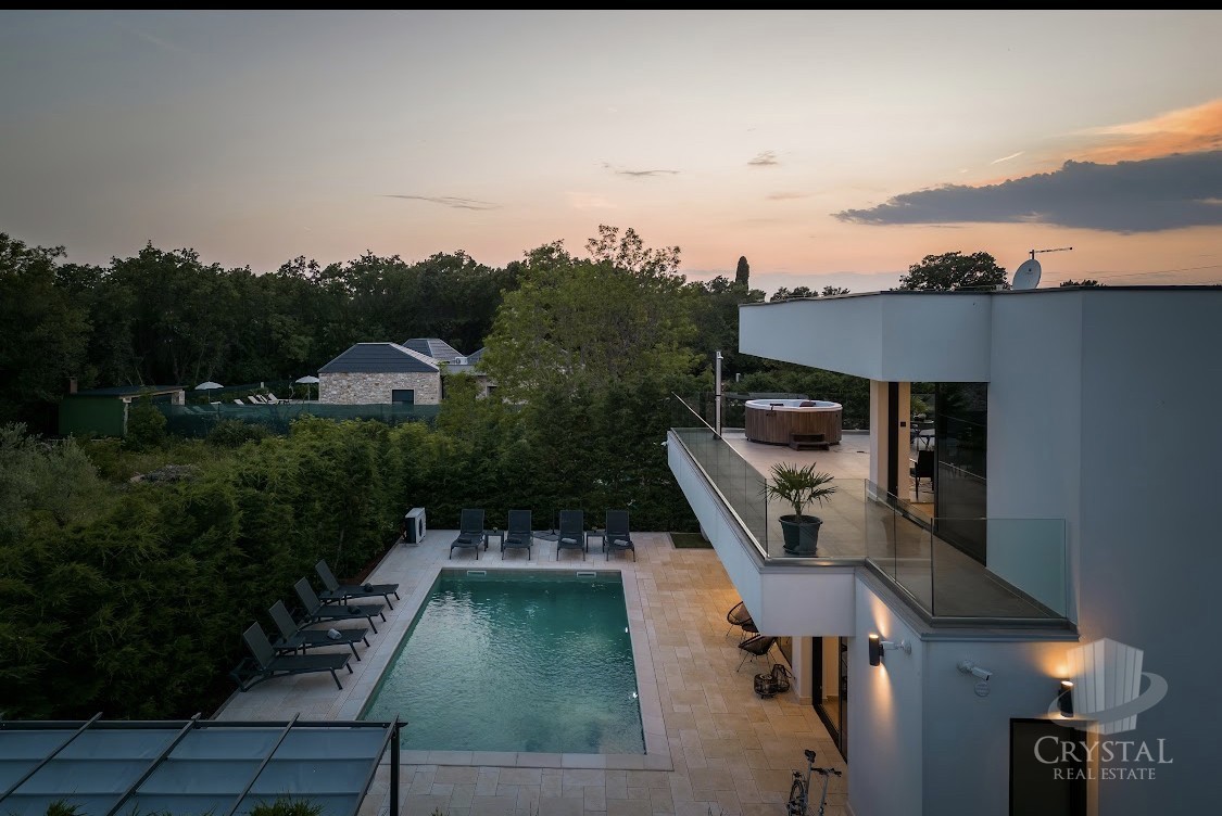 DINTORNI DI UMAGO: VILLA SMART HOME CON PISCINA RISCALDATA