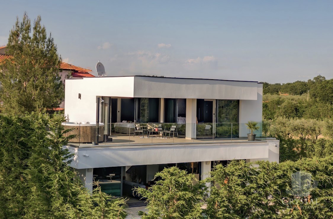 DINTORNI DI UMAGO: VILLA SMART HOME CON PISCINA RISCALDATA