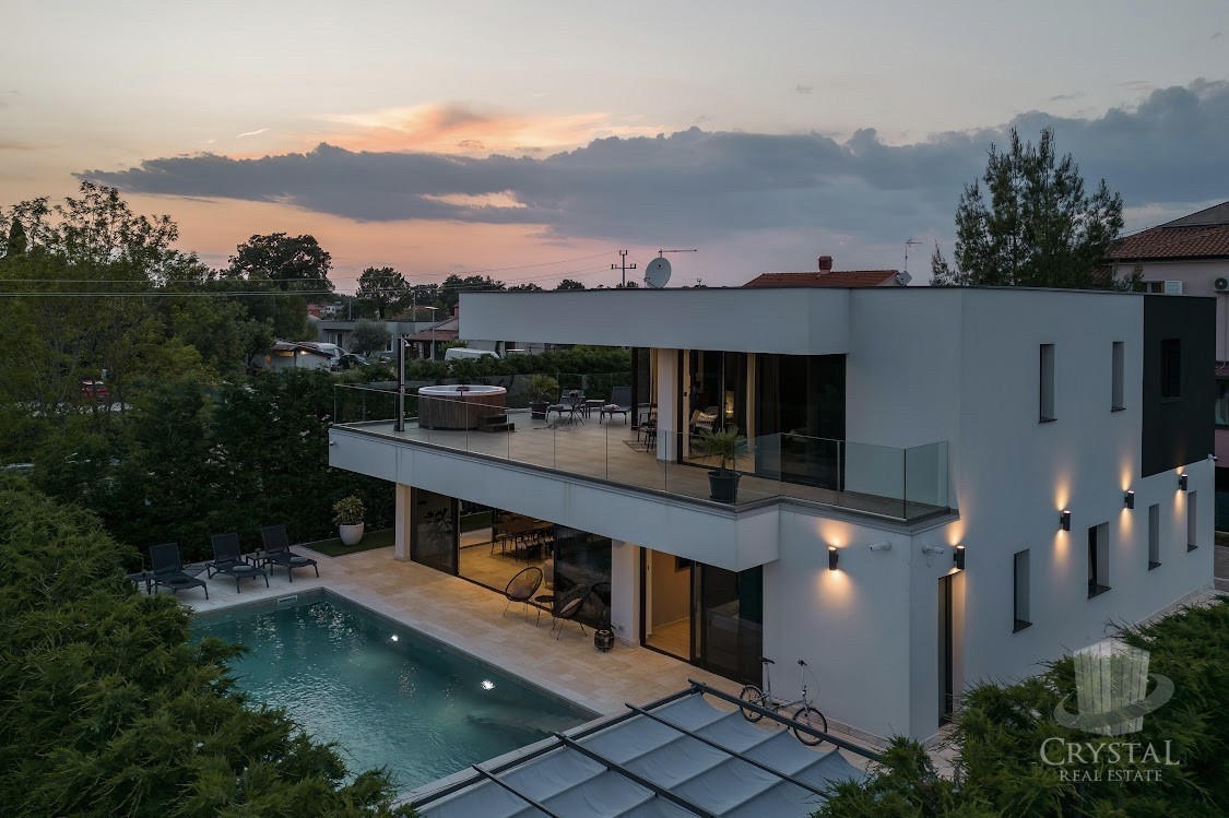 DINTORNI DI UMAGO: VILLA SMART HOME CON PISCINA RISCALDATA