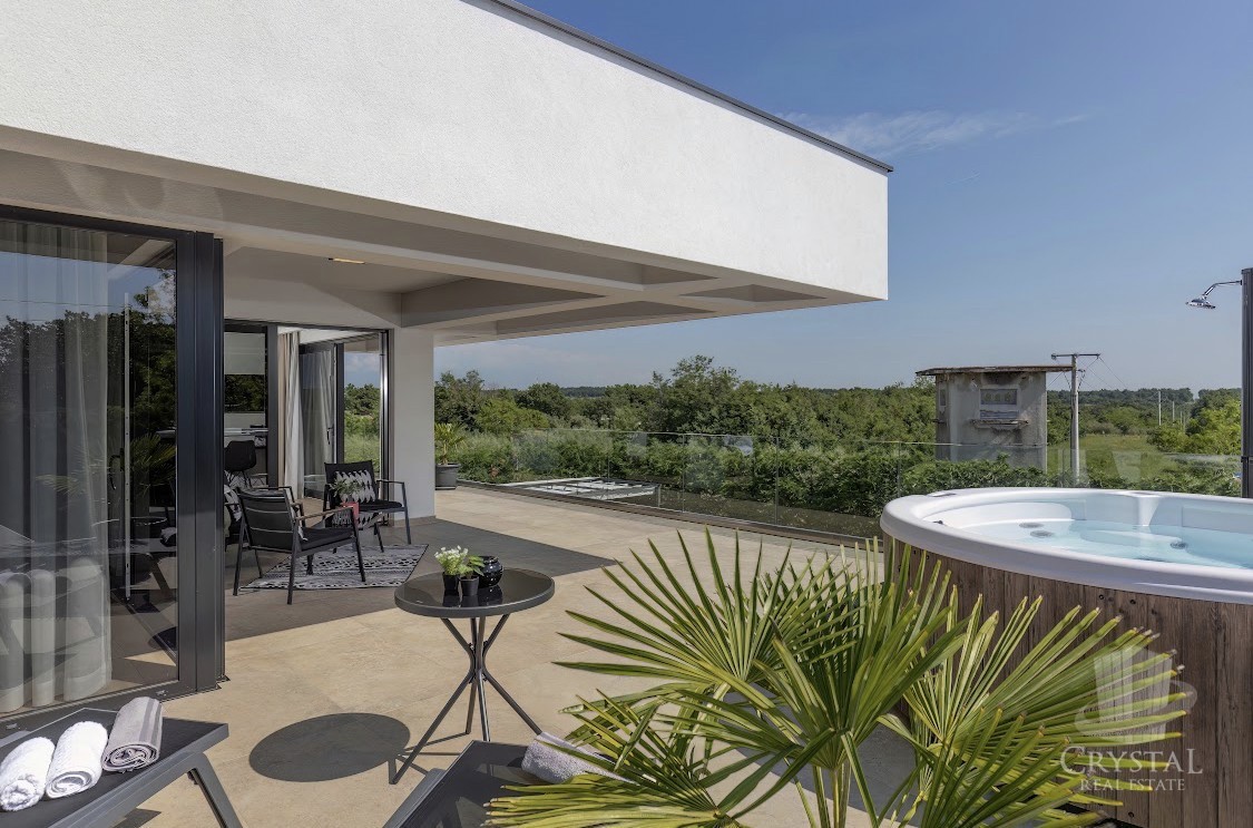 DINTORNI DI UMAGO: VILLA SMART HOME CON PISCINA RISCALDATA