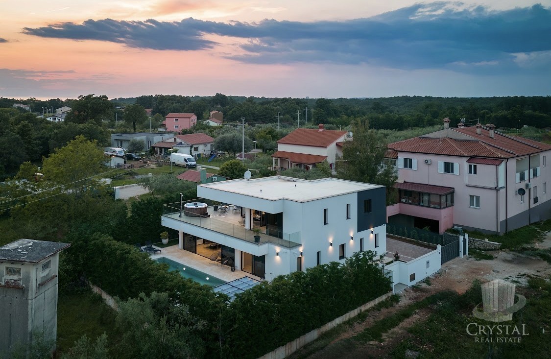 DINTORNI DI UMAGO: VILLA SMART HOME CON PISCINA RISCALDATA