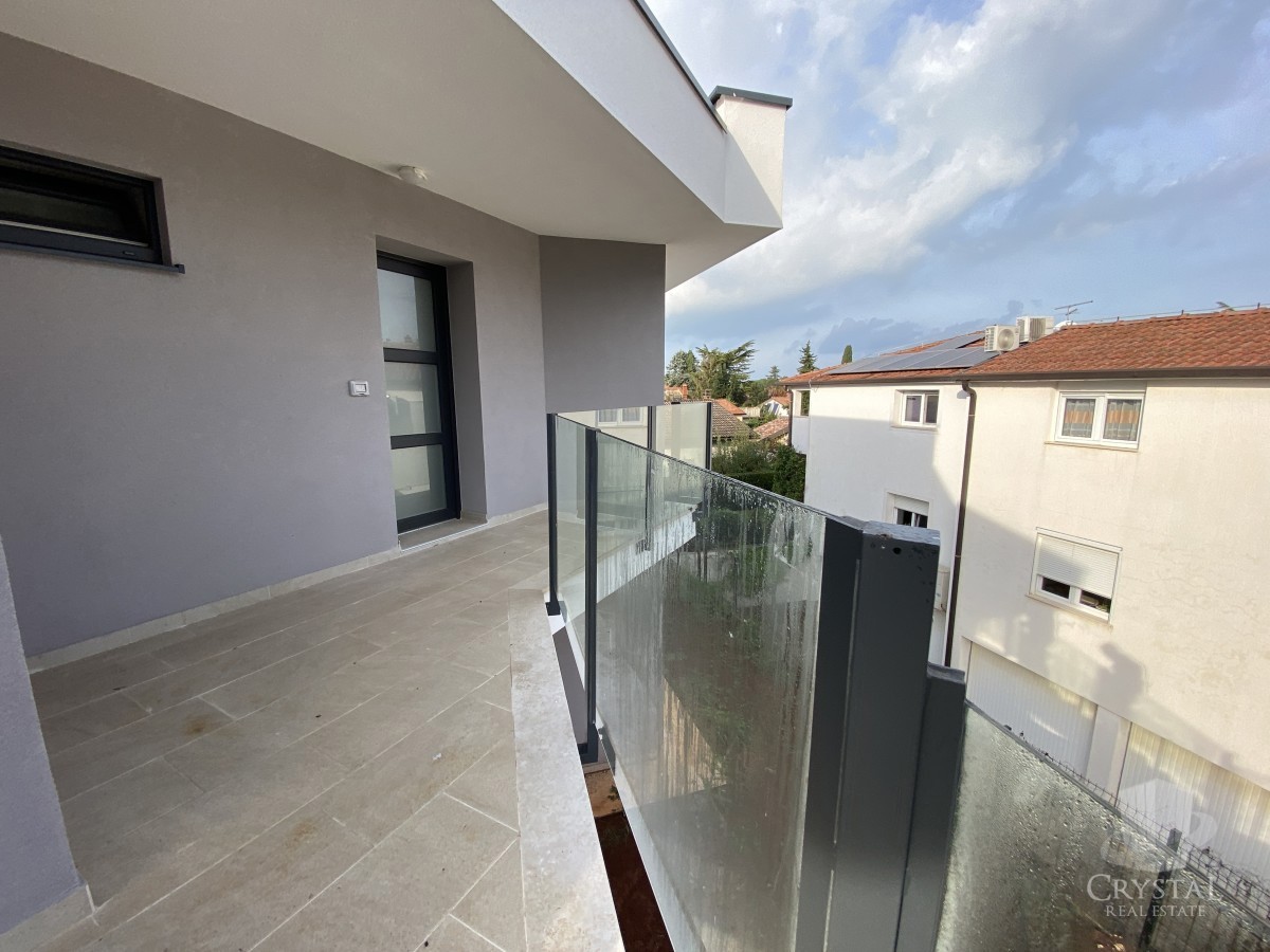 Nelle vicinanze di Umago, nuova costruzione! Appartamento moderno in una posizione eccellente, a soli 400 metri dal mare.