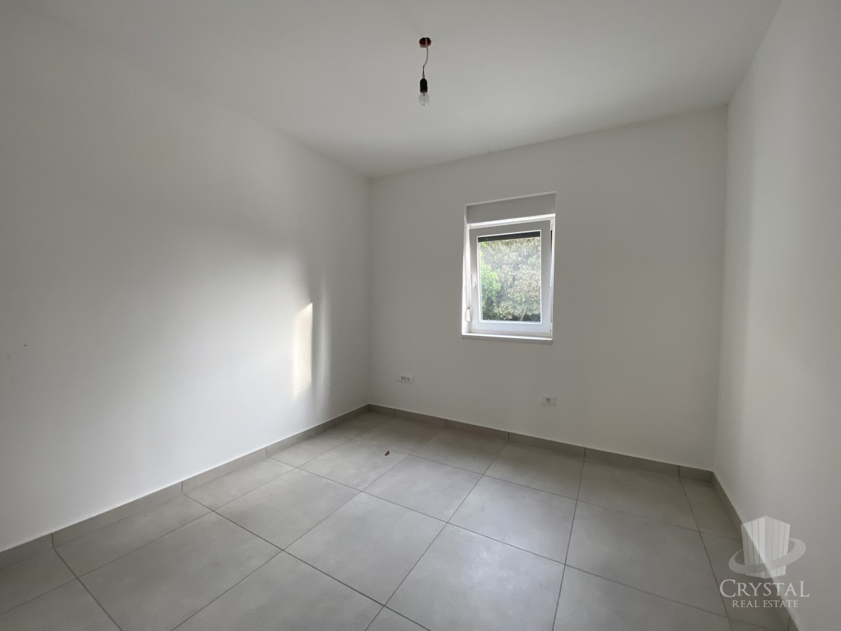 Nelle vicinanze di Umago, nuova costruzione! Appartamento moderno in una posizione eccellente, a soli 400 metri dal mare.