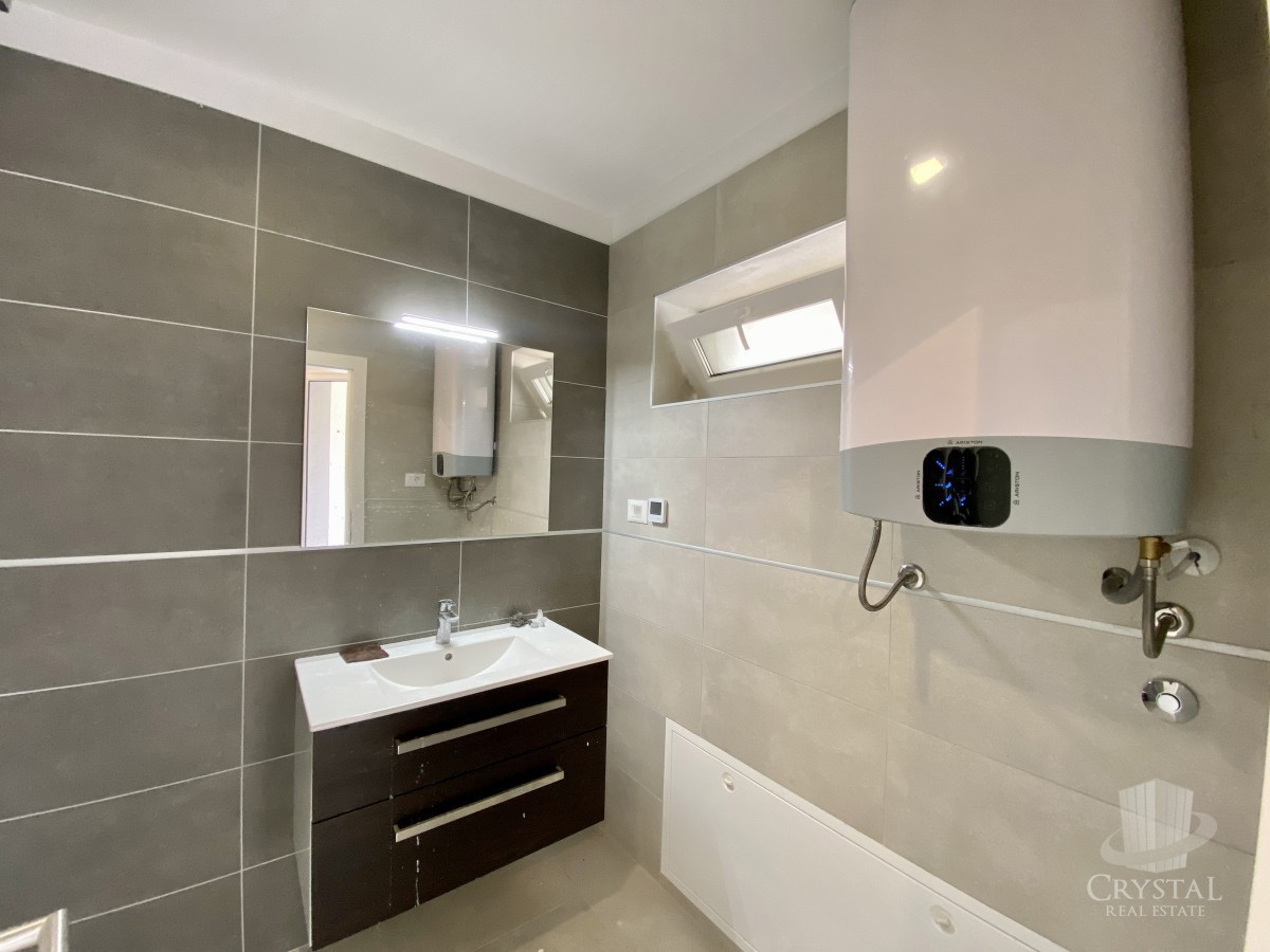 Nelle vicinanze di Umago, nuova costruzione! Appartamento moderno in una posizione eccellente, a soli 400 metri dal mare.