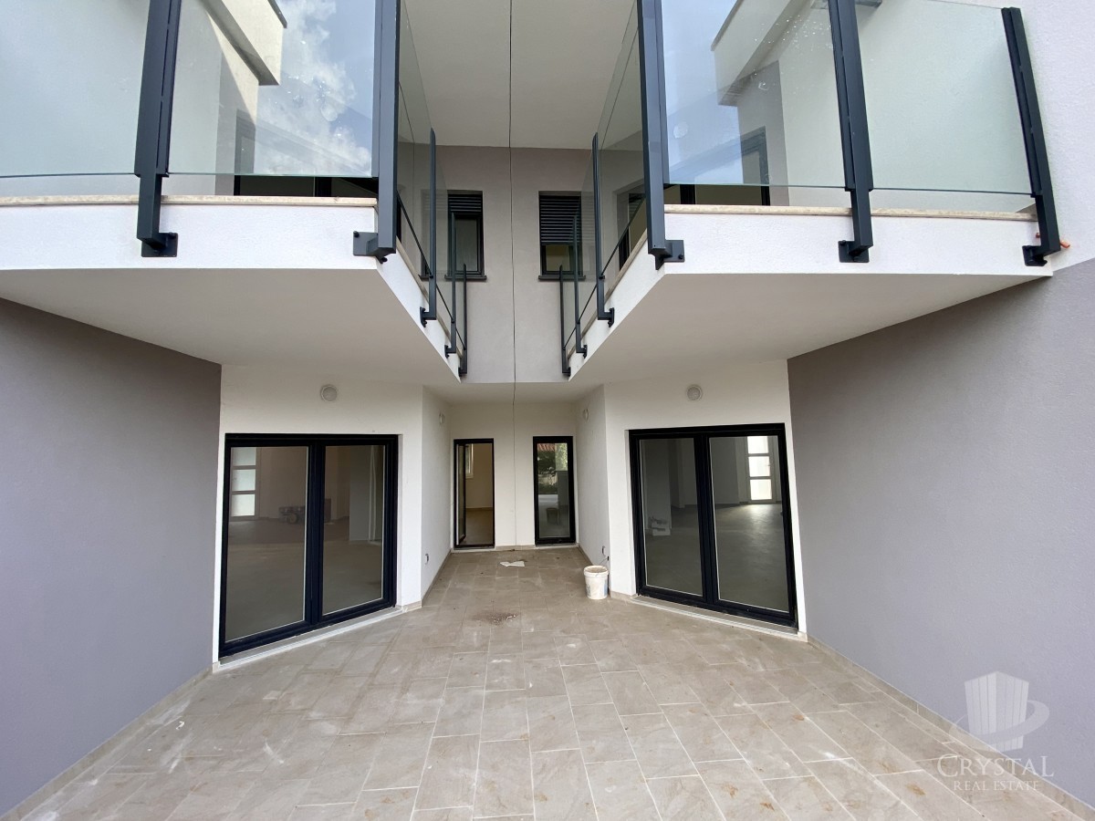 Nelle vicinanze di Umago, nuova costruzione! Appartamento moderno in una posizione eccellente, a soli 400 metri dal mare.