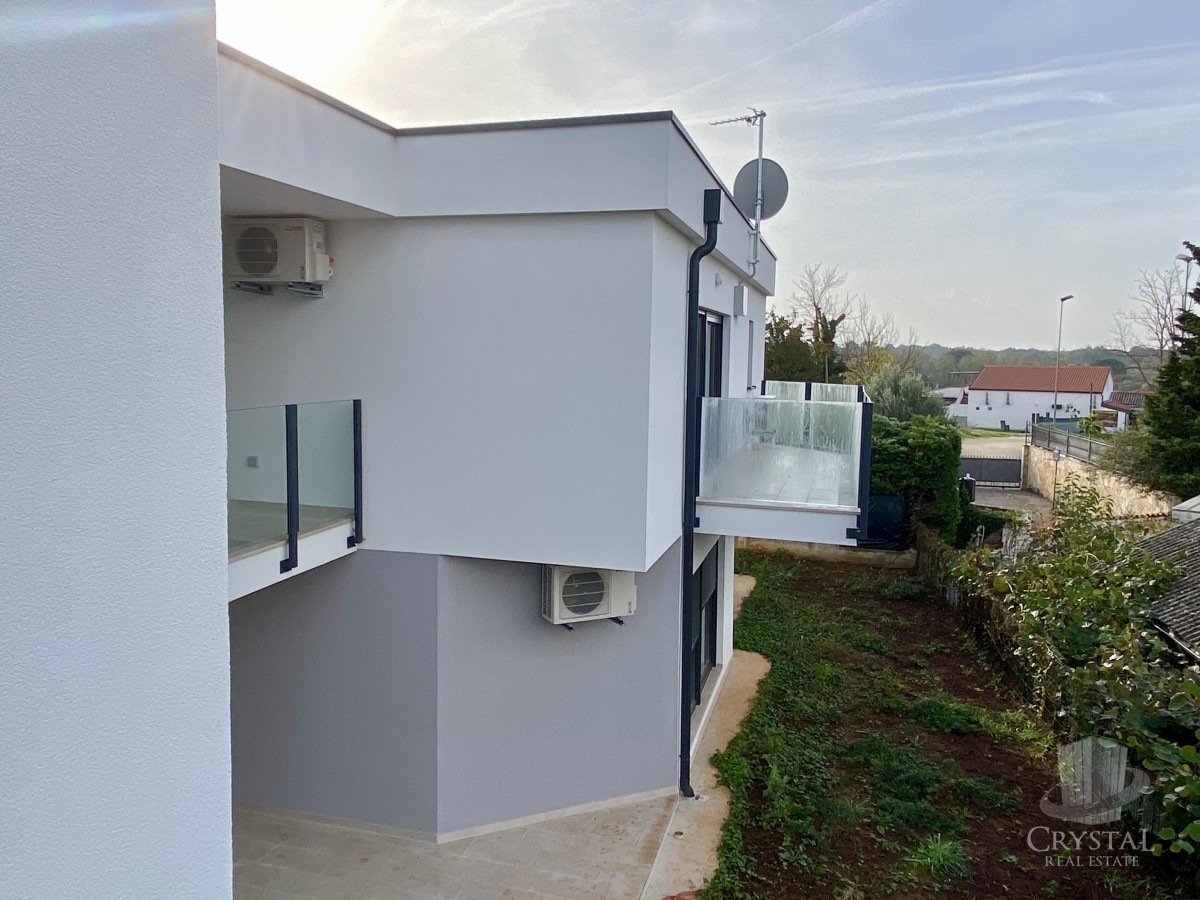 Nelle vicinanze di Umago, nuova costruzione! Appartamento moderno in una posizione eccellente, a soli 400 metri dal mare.