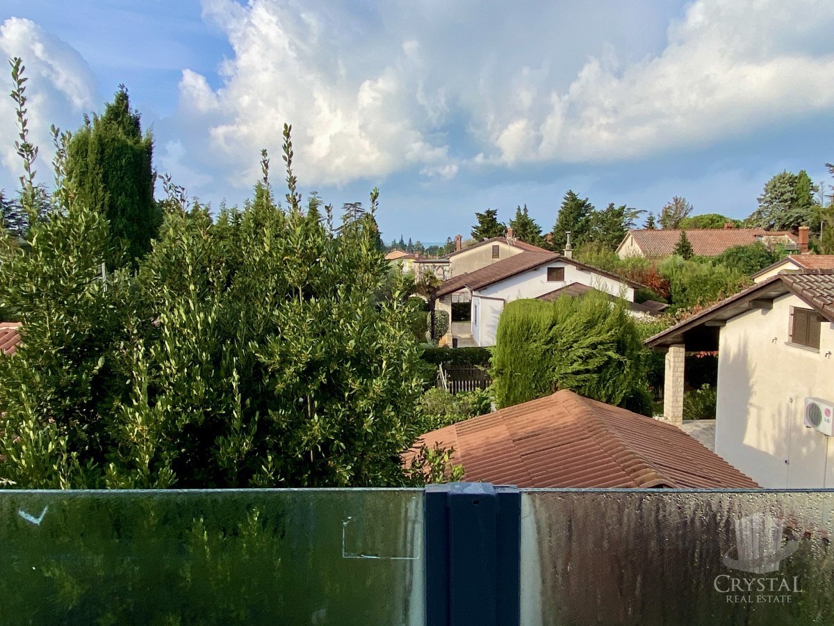 Nelle vicinanze di Umago, nuova costruzione! Appartamento moderno in una posizione eccellente, a soli 400 metri dal mare.