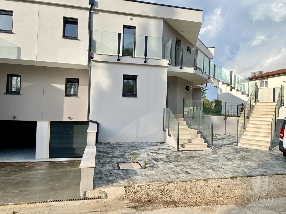 Nelle vicinanze di Umago, nuova costruzione! Appartamento moderno in una posizione eccellente, a soli 400 metri dal mare.