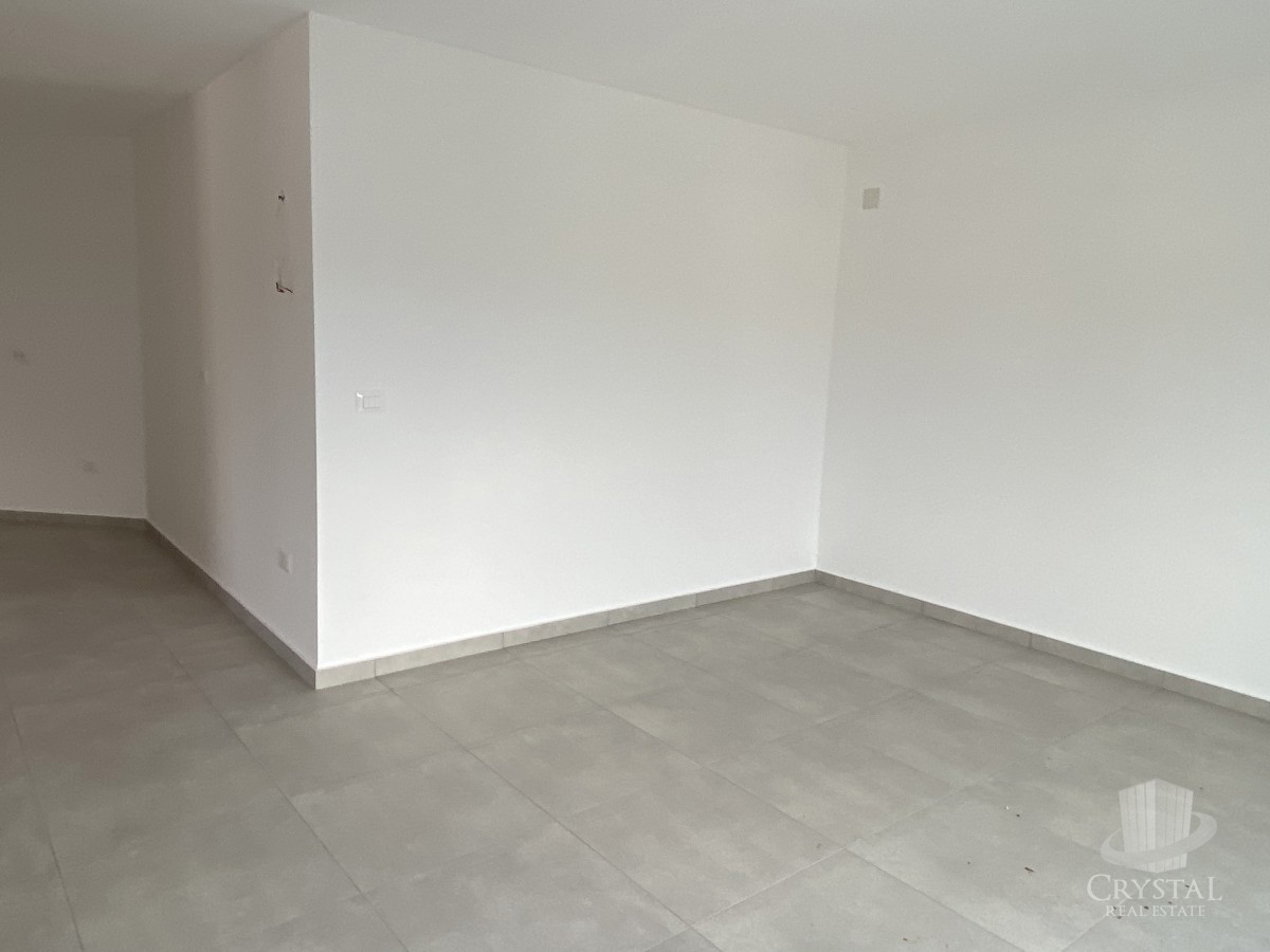 Nelle vicinanze di Umago, nuova costruzione! Appartamento moderno in una posizione eccellente, a soli 400 metri dal mare.