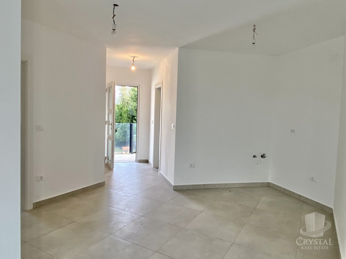 Nelle vicinanze di Umago, nuova costruzione! Appartamento moderno in una posizione eccellente, a soli 400 metri dal mare.