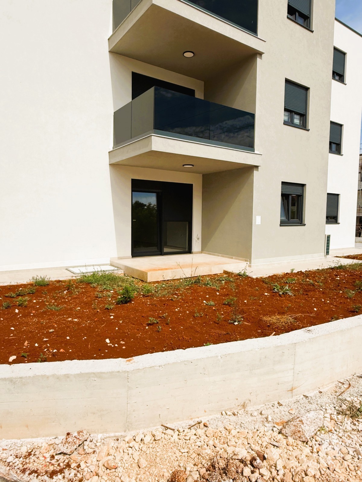 Umago - Moderno appartamento al piano terra con giardino