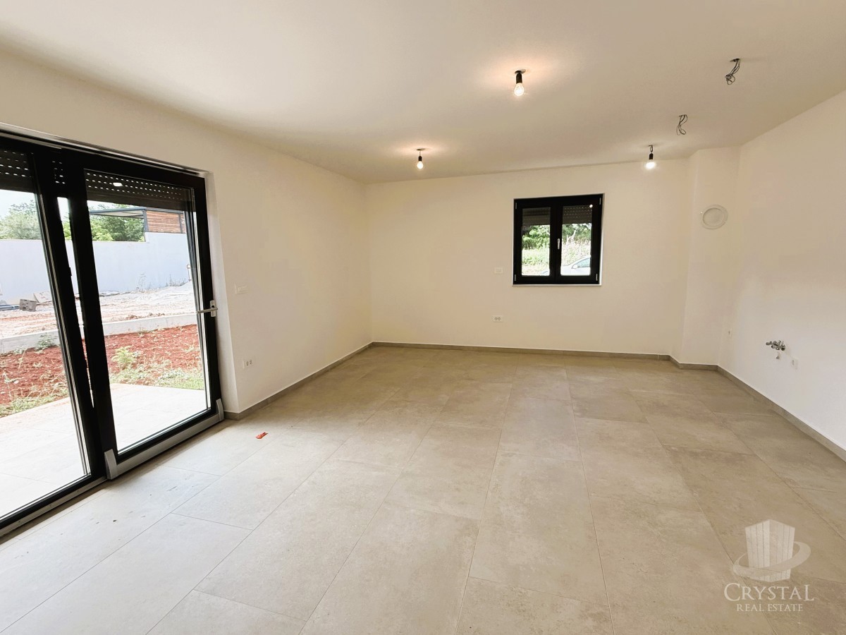 Umago - Moderno appartamento al piano terra con giardino