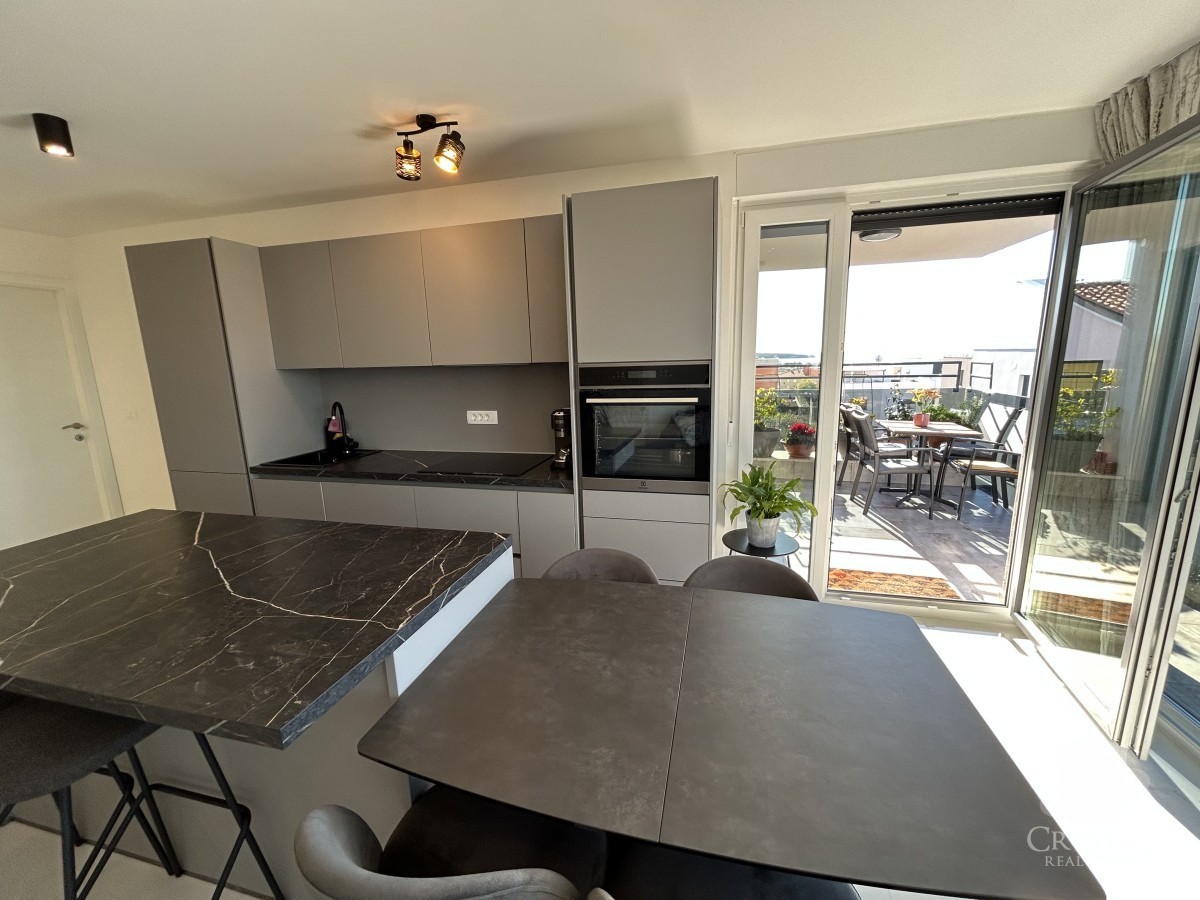 Cittanova - appartamento con terrazza sul tetto e vista panoramica sul mare