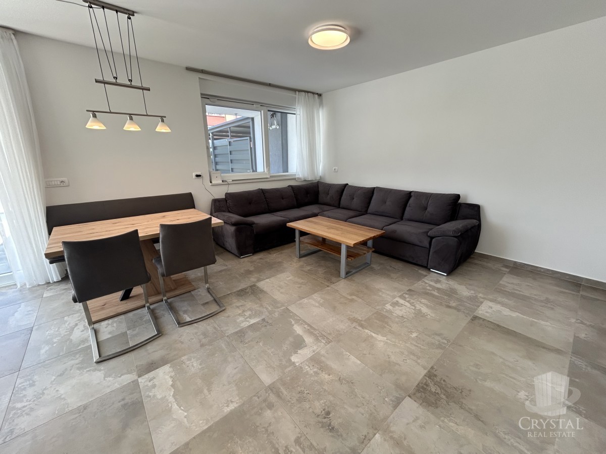 Appartamento di lusso con piscina riscaldata, splendido e funzionale giardino e posto auto coperto e chiudibile per quattro veicoli