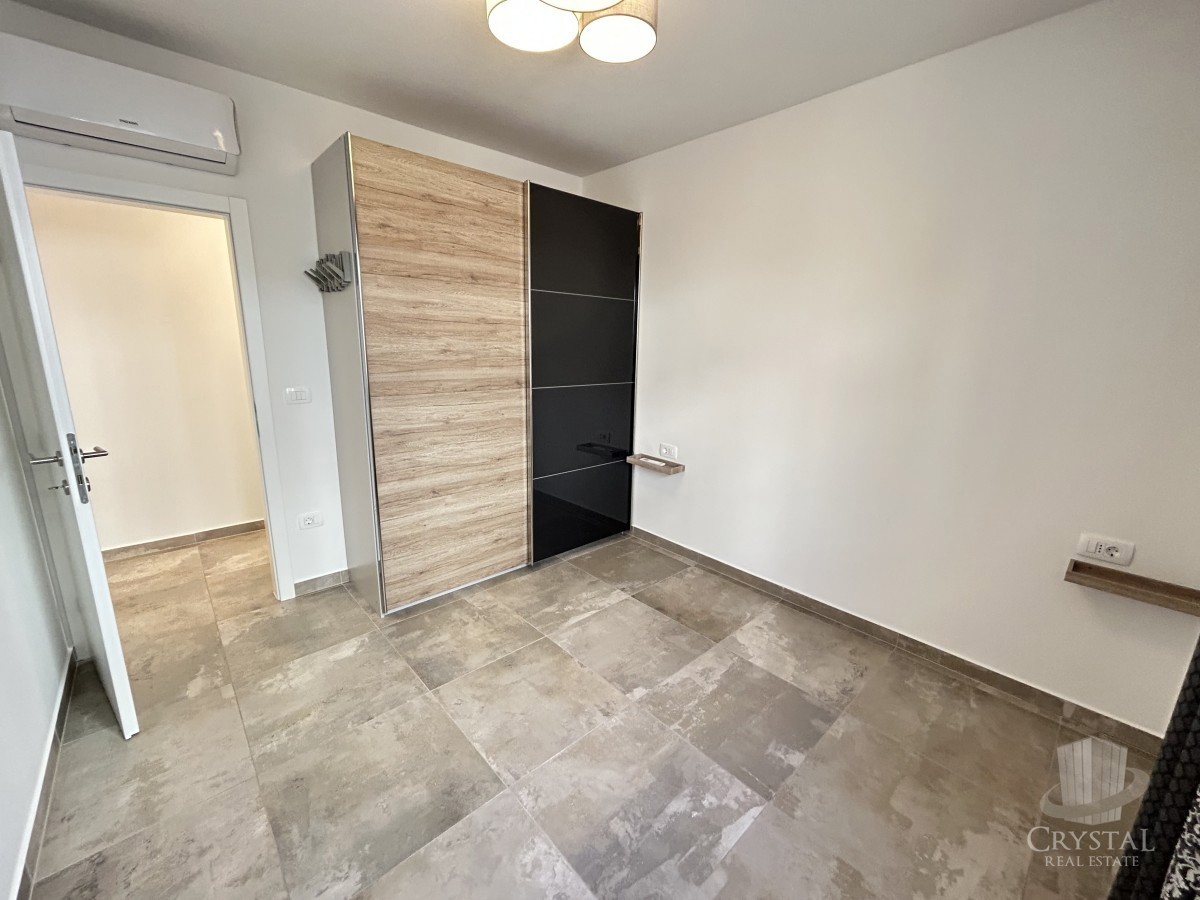 Appartamento di lusso con piscina riscaldata, splendido e funzionale giardino e posto auto coperto e chiudibile per quattro veicoli