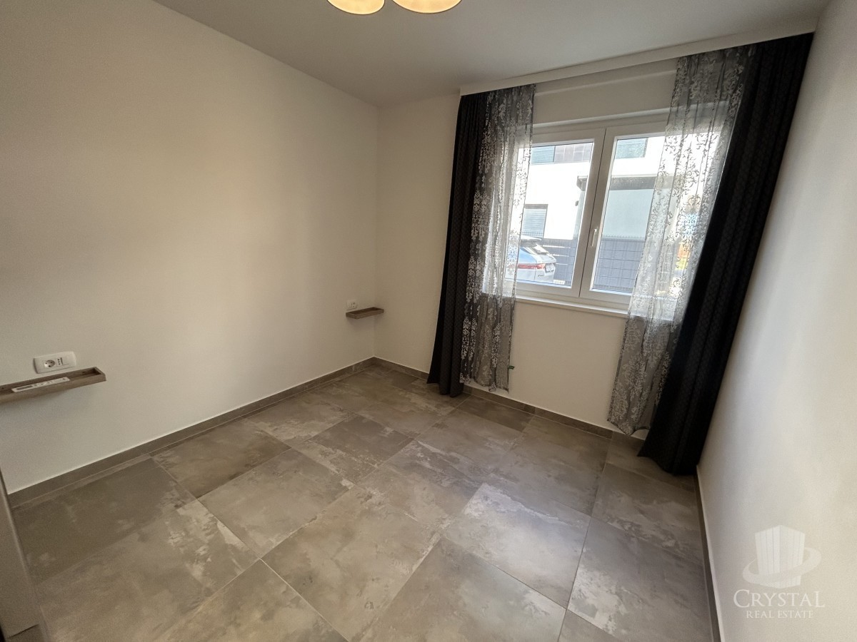 Appartamento di lusso con piscina riscaldata, splendido e funzionale giardino e posto auto coperto e chiudibile per quattro veicoli