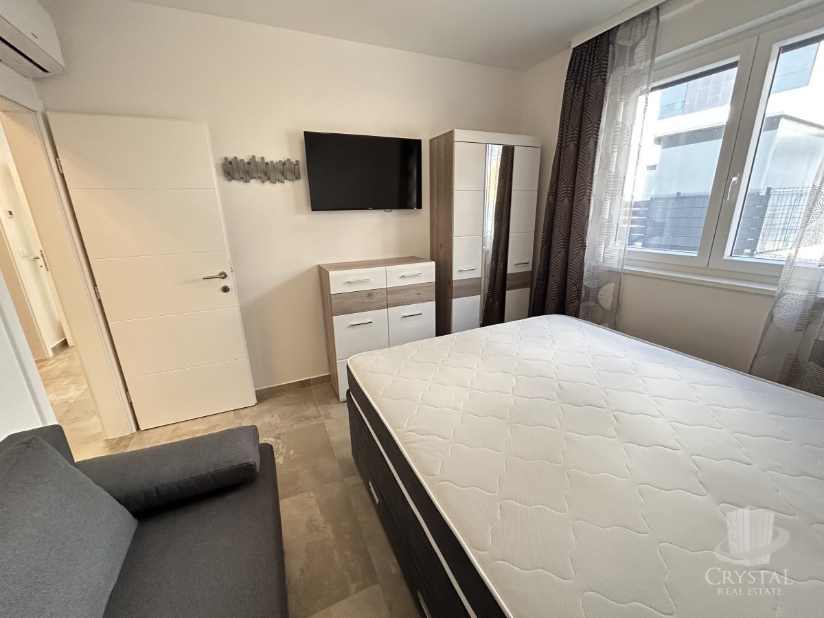 Appartamento di lusso con piscina riscaldata, splendido e funzionale giardino e posto auto coperto e chiudibile per quattro veicoli