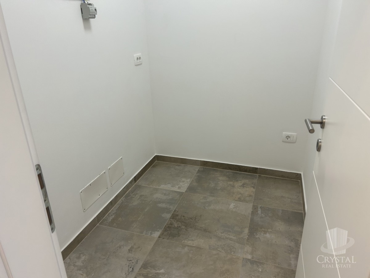 Appartamento di lusso con piscina riscaldata, splendido e funzionale giardino e posto auto coperto e chiudibile per quattro veicoli