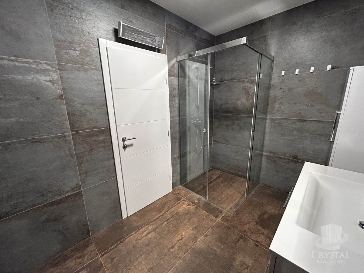 Appartamento di lusso con piscina riscaldata, splendido e funzionale giardino e posto auto coperto e chiudibile per quattro veicoli