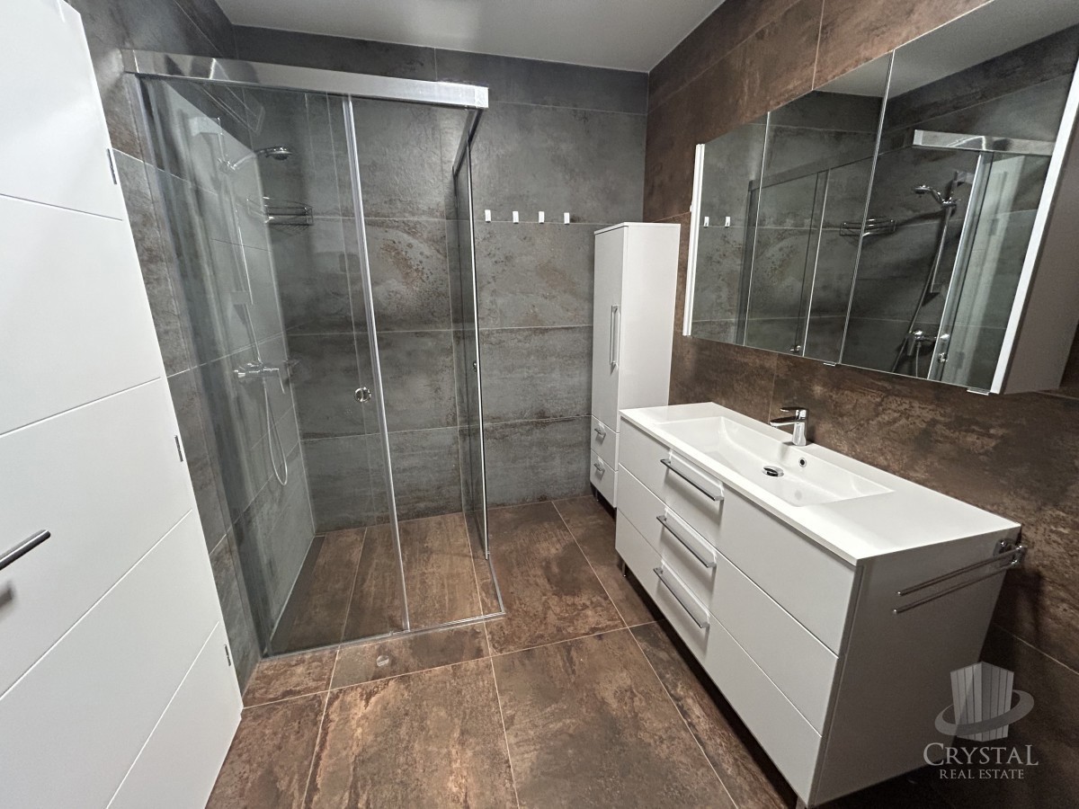 Appartamento di lusso con piscina riscaldata, splendido e funzionale giardino e posto auto coperto e chiudibile per quattro veicoli