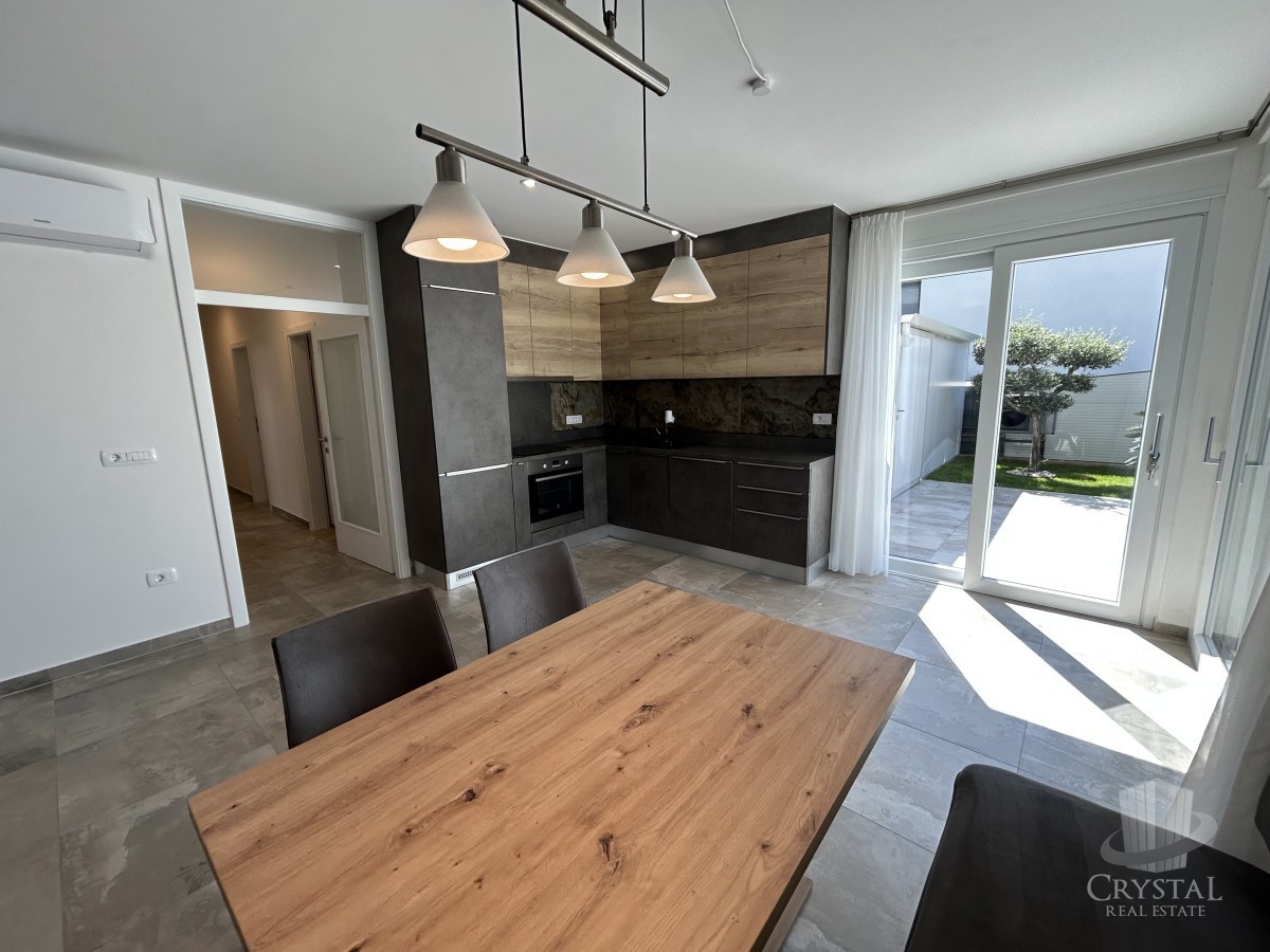 Appartamento di lusso con piscina riscaldata, splendido e funzionale giardino e posto auto coperto e chiudibile per quattro veicoli