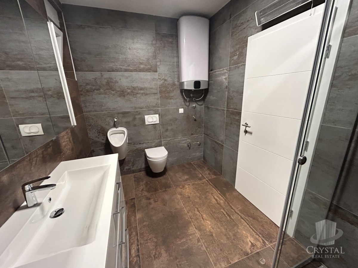 Appartamento di lusso con piscina riscaldata, splendido e funzionale giardino e posto auto coperto e chiudibile per quattro veicoli