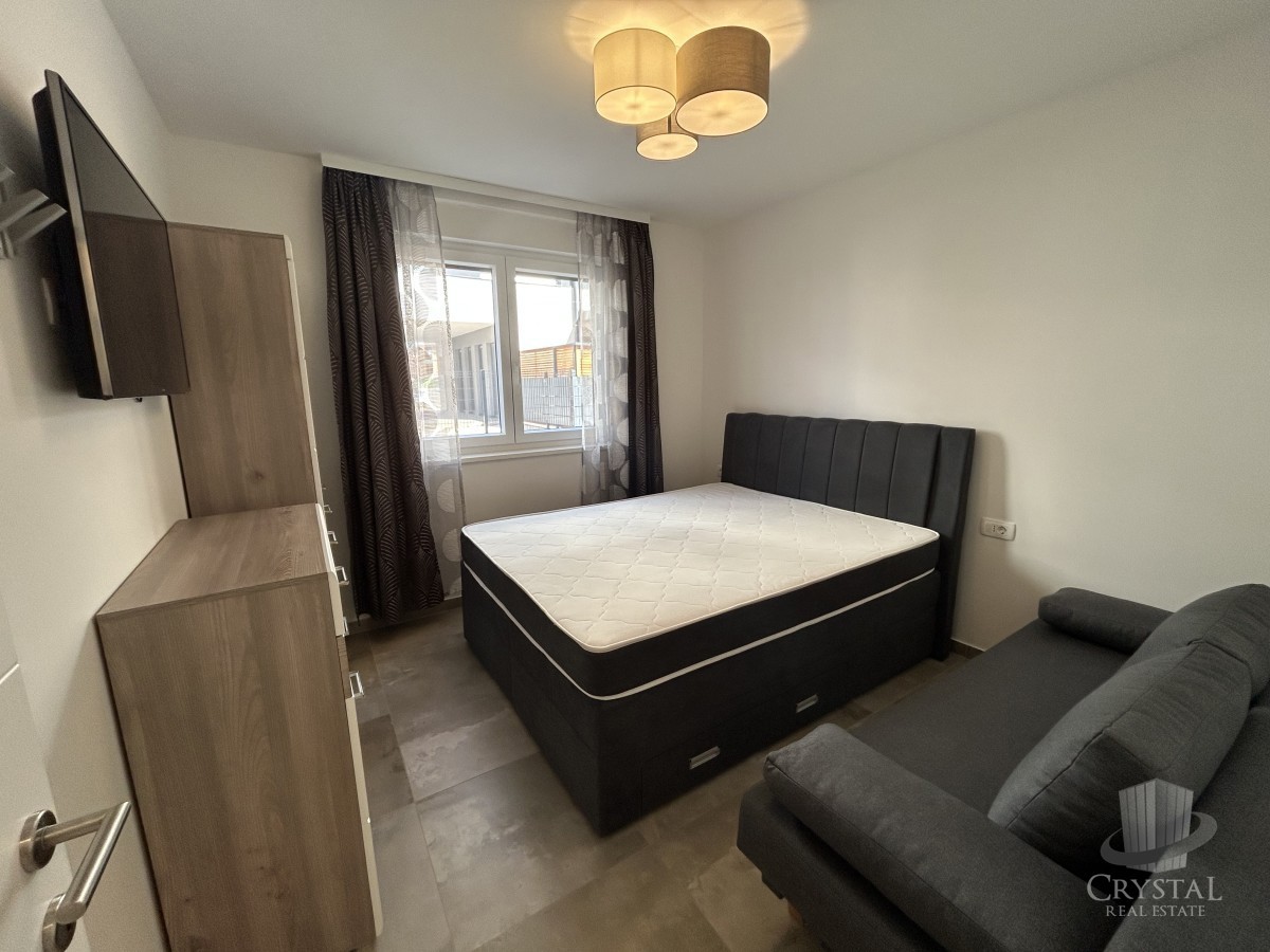 Appartamento di lusso con piscina riscaldata, splendido e funzionale giardino e posto auto coperto e chiudibile per quattro veicoli