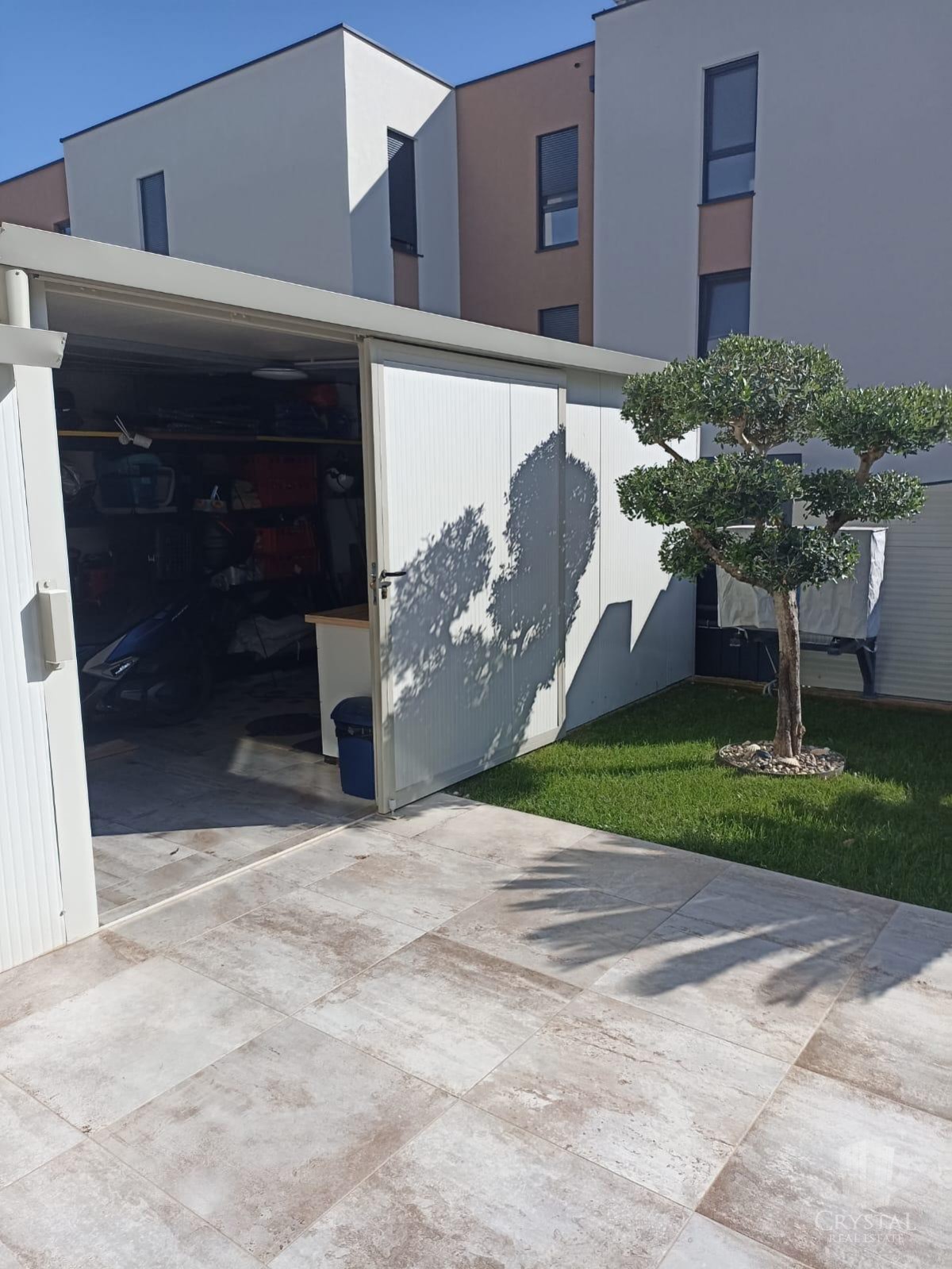 Appartamento di lusso con piscina riscaldata, splendido e funzionale giardino e posto auto coperto e chiudibile per quattro veicoli