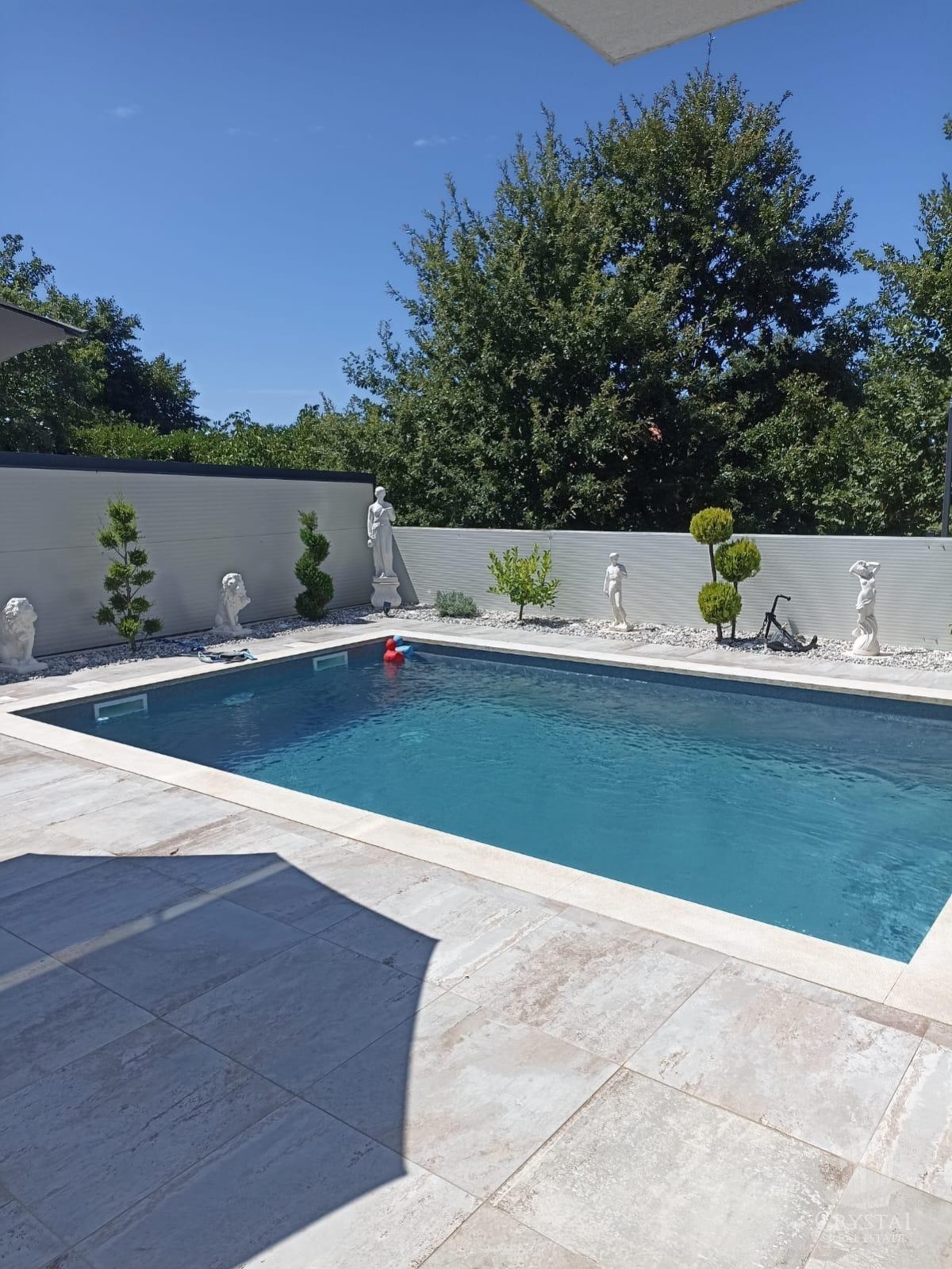 Appartamento di lusso con piscina riscaldata, splendido e funzionale giardino e posto auto coperto e chiudibile per quattro veicoli